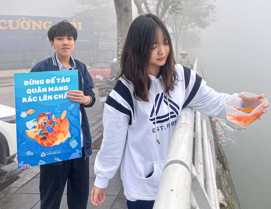 Cá chép được phóng sinh xuống nước, còn túi nilon sẽ ở lại trên bờ.