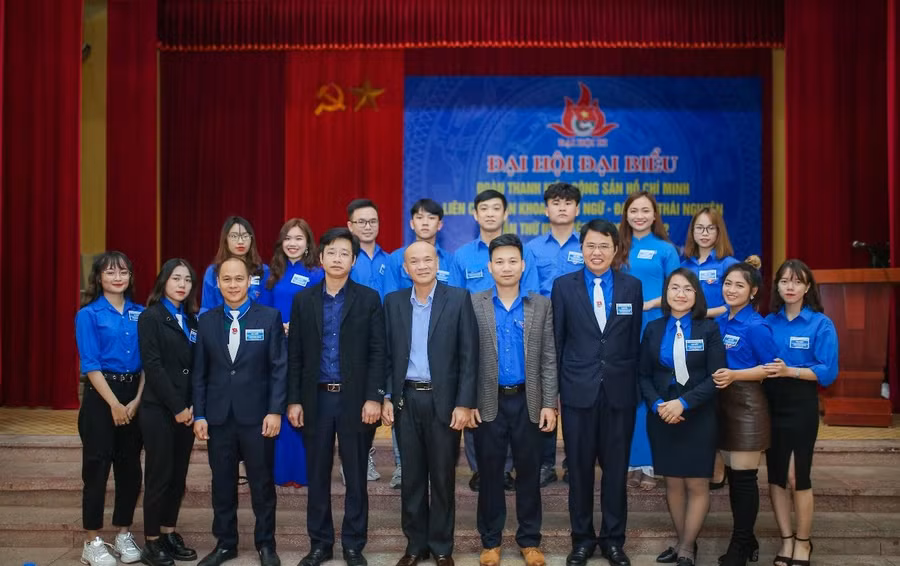 BCH Liên chi đoàn Khoa Ngoại ngữ nhiệm kỳ 2019 – 2022 ra mắt Đại hội.