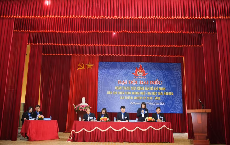 Đoàn chủ tịch điều khiển đại hội.