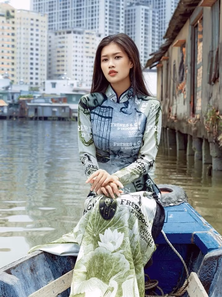 Cô được nhận xét sở hữu vẻ đẹp sang trọng, cuốn hút.