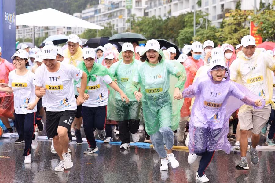 300 runner (bố/mẹ và con) tham gia S-Race Family với mong muốn được trải nghiệm thêm những khoảnh khắc đặc biệt.