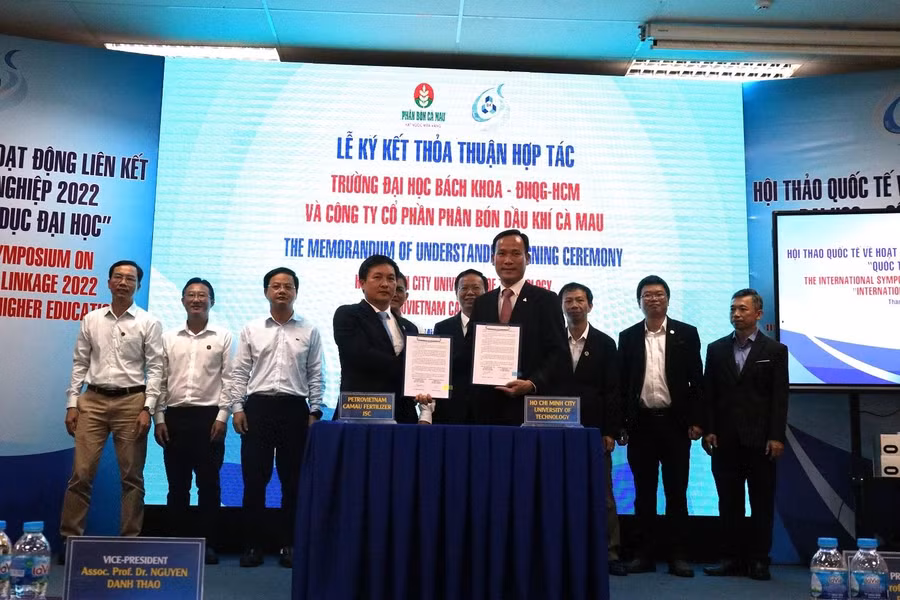 PGS.TS Nguyễn Danh Thảo, Phó hiệu trưởng Trường ĐH Bách khoa - ĐHQG TPHCM thay mặt nhà trường ký kết hợp tác với doanh nghiệp. PGS.TS Nguyễn Danh Thảo, Phó hiệu trưởng Trường ĐH Bách khoa - ĐHQG TPHCM thay mặt nhà trường ký kết hợp tác với doanh nghiệp.