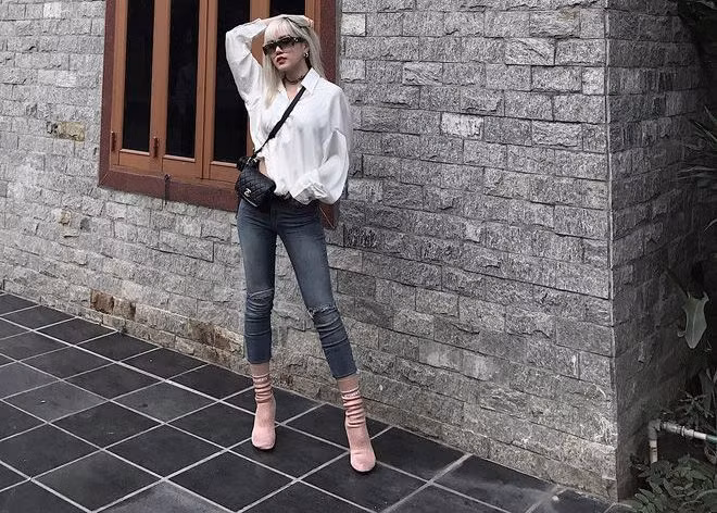 Vẻ cá tính của người đẹp cũng toát lên từ những món phụ kiện đi kèm như boots cổ cao kết hợp cùng skinny jeans.