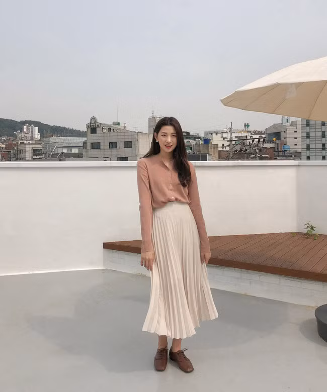 Chân váy xếp li vẫn hot điên đảo và bạn nên ghim” 12 ý tưởng diện item này cho sành điệu bằng chị bằng em-2