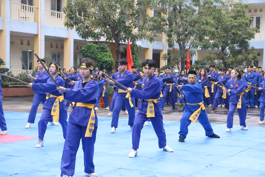 Tiết mục biểu diễn võ thuật của các em học sinh nhà trường.