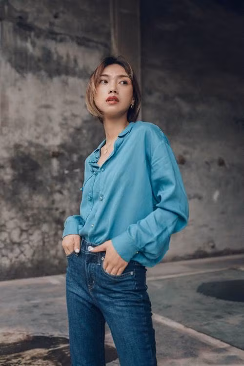 Các cách diện áo sơ mi khiến chị em cực cuốn hút trong mắt đồng nghiệp ảnh 2 Đổi gió” cách diện áo sơ mi, chị em có ngay vẻ ngoài cực cuốn hút trong mắt đồng nghiệp-2