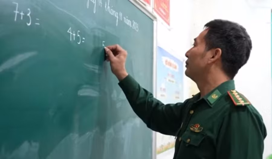 Đại úy Đào Nguyên Túc lên lớp sau khi kết thúc công việc tại đồn. (Ảnh:NT) Đại úy Đào Nguyên Túc lên lớp sau khi kết thúc công việc tại đồn. (Ảnh:NT)