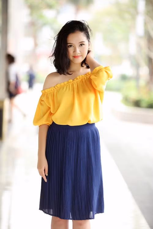 Hoa khôi Hà thành hờ hững vai trần trên phố Hà Nội ảnh 3