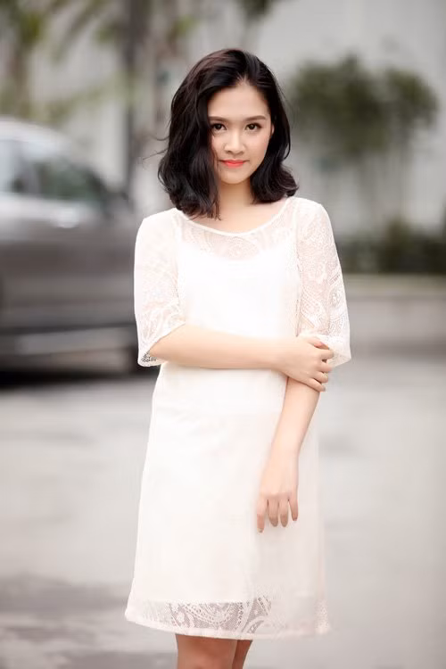 Hoa khôi Hà thành hờ hững vai trần trên phố Hà Nội ảnh 14