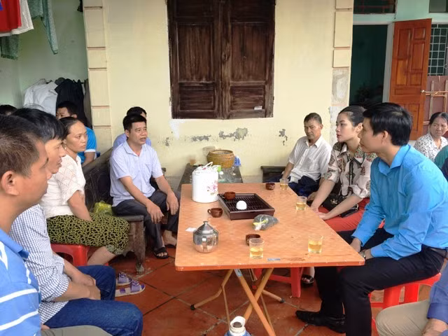 - Các cơ quan đoàn thể đến chia buồn với gia đình hai nạn nhân.