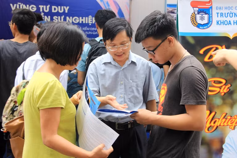 PGS.TS Vũ Hoàng Linh đang tư vấn cho thí sinh