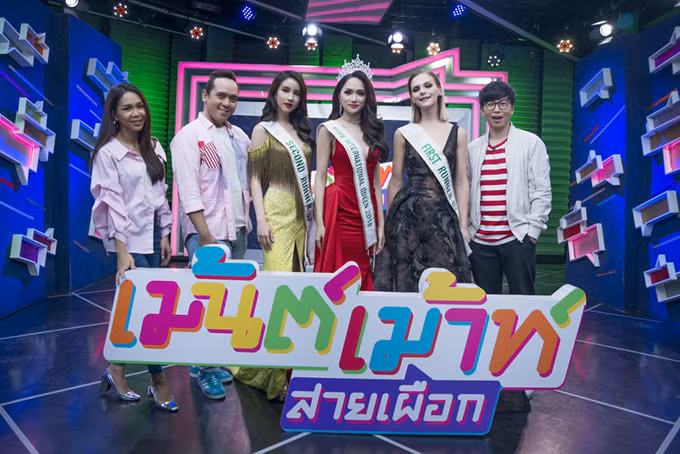 Sau khi di chuyển từ Pattaya về Bangkok (Thái Lan) sáng 12/3, Hương Giang cùng hai Á hậu của Hoa hậu Chuyển giới Quốc tế 2018 tham gia hai talkshow của hai kênh truyền hình lớn.