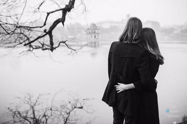 “Họ đang yêu nhau và sang Việt Nam du lịch, bạn gái người gốc Bỉ tên Lumie (24 tuổi) và bạn trai người Nam Phi tên Treams (26 tuổi). Họ quá tình cảm và thông minh, mình chụp bị cản trở về ngoại ngữ, chỉ nói được vài câu cơ bản nhưng họ rất thông mình và hiểu được, rồi mình gợi ý cho họ và họ cứ thế làm theo”, Tùng đặc biệt ấn tượng về cặp đôi.