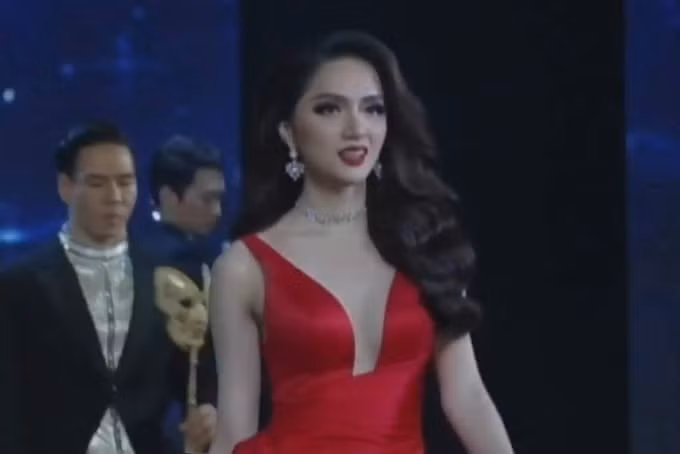 Hương Giang tỏa sáng đầy tự tin
