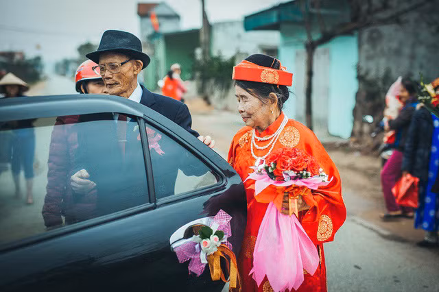 Được biết, cụ Quởng và cụ Tiểm đã nắm tay nhau cùng trải qua 60 mùa Xuân, đến nay cả hai cụ đã có đầy đủ cháu chắt nội ngoại với 10 người con gồm cả trai gái, dâu rể, 12 người cháu và 1 chắt.