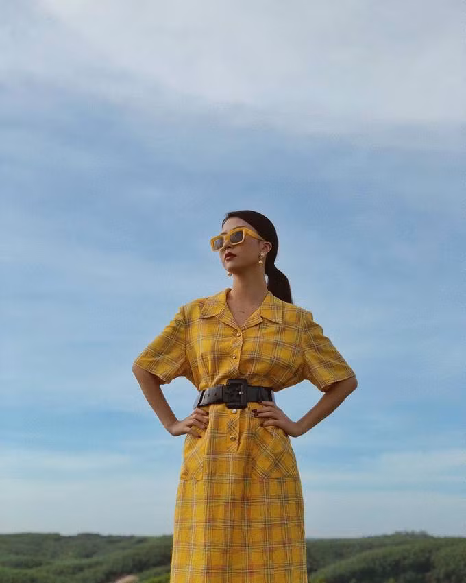 Diện gam vàng mustard bắt mắt như Quỳnh Anh Shyn
