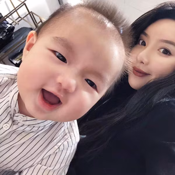 Cậu con trai của cặp đôi năm nay được 1 tuổi và sở hữu nét đẹp của cả bố lẫn mẹ. Em bé được đặt tên là Jacob.