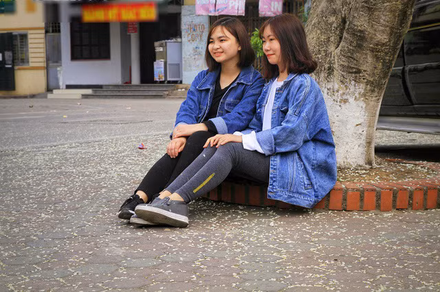 Hà Nội chẳng có đường hoa sưa dài tăm tắp vì cây mọc rải rác, nên nếu đi đường bất chợt gặp cây hoa sưa sẽ chẳng ai ngần ngại mà không dừng lại chụp, lưu lại chút ít khoảnh khắc Hà Nội thời điểm cuối xuân.
