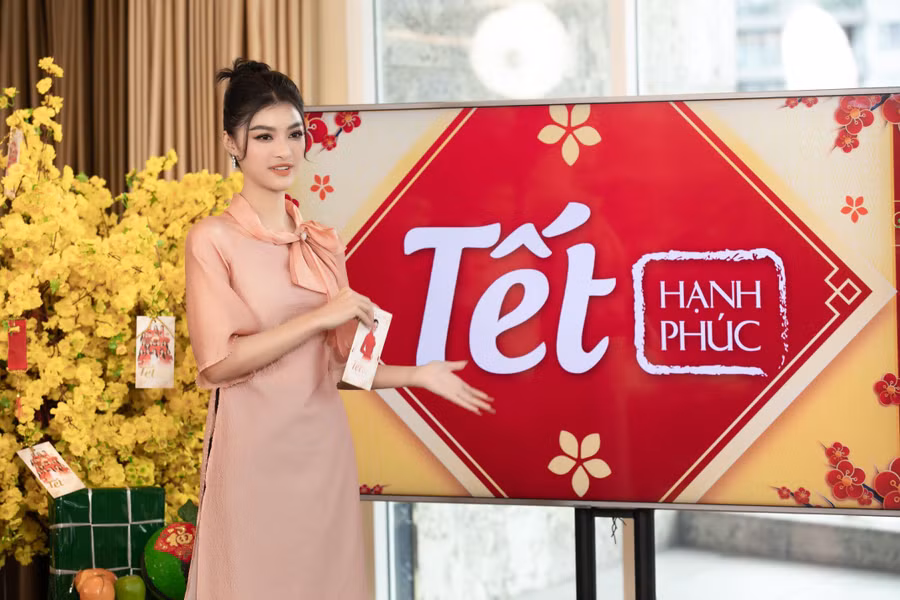 Á hậu Kiều Loan cũng đã chia sẻ về dự án của cô mang tên “Tết hạnh phúc - Cùng Lona mang xuân về với buôn làng”. Á hậu Kiều Loan cũng đã chia sẻ về dự án của cô mang tên “Tết hạnh phúc - Cùng Lona mang xuân về với buôn làng”.