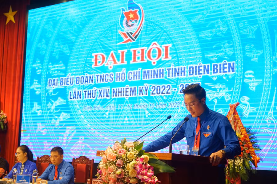 Anh Đặng Thành Huy (bên phải) - Bí thư Tỉnh đoàn Điện Biên Anh Đặng Thành Huy (bên phải) - Bí thư Tỉnh đoàn Điện Biên