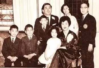 Vợ chồng bàHesung Chun Koh và các con khi còn nhỏ. Ảnh: Henan Bannei.