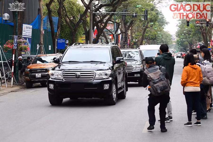 Đoàn xe chở nhân viên an ninh và báo chí của Triều Tiên đang di chuyền từ Nội Bài về trung tâm Hà Nội.