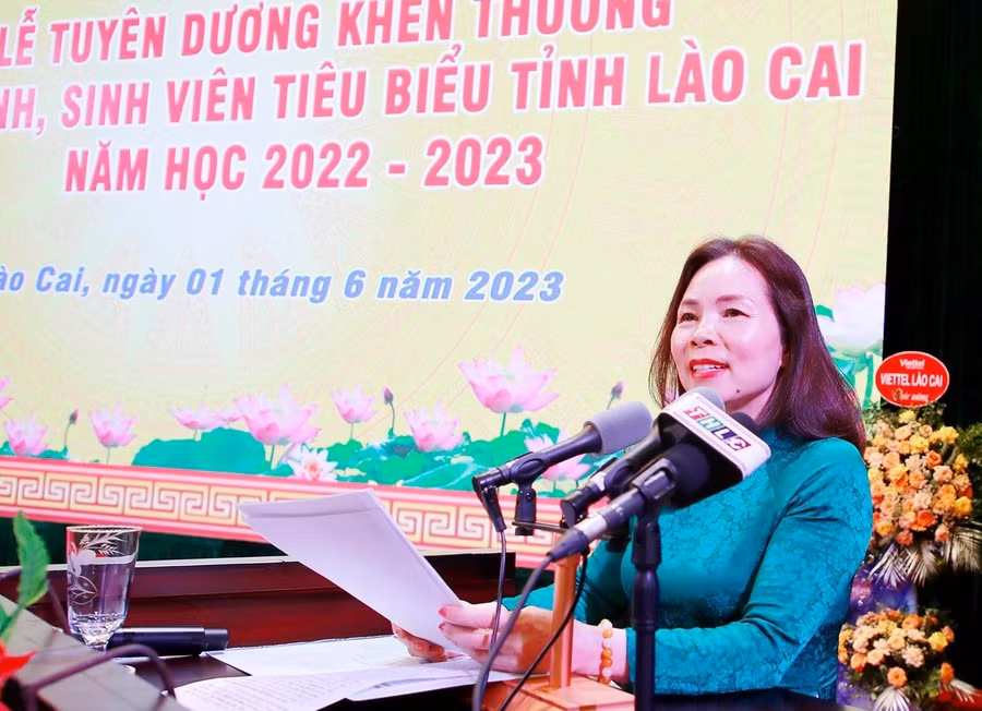 Bà Dương Bích Nguyệt, Giám đốc Sở GD&amp;ĐT Lào Cai phát biểu tại buổi lễ.