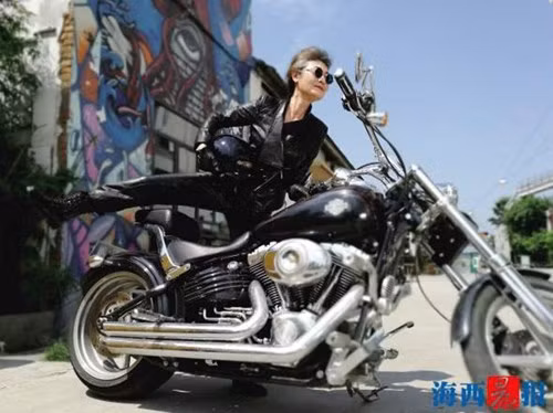 Cụ bà 73 tuổi gây ‘bão’ mạng với thời trang sành điệu - ảnh 1