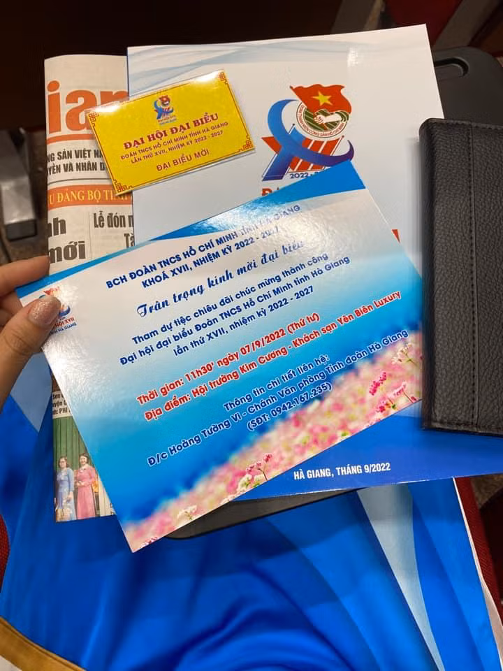 Nàng hậu tung bằng chứng xuất hiện ở đại hội để khẳng định không liên quan đến ồn ào đang xảy ra trên mạng xã hội. Nàng hậu tung bằng chứng xuất hiện ở đại hội để khẳng định không liên quan đến ồn ào đang xảy ra trên mạng xã hội.