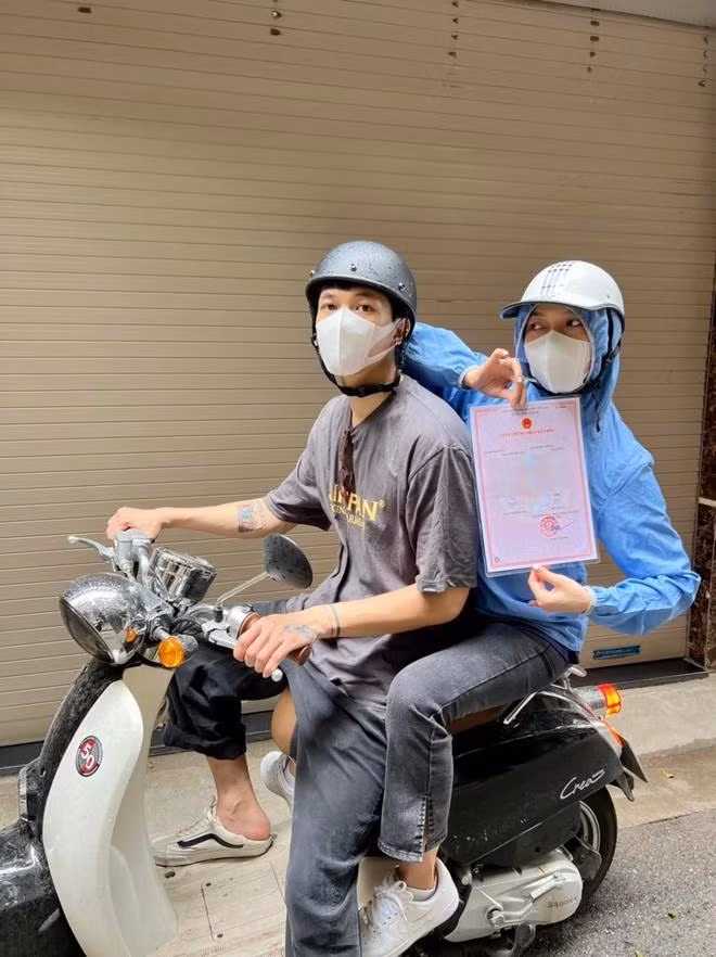 Anh Tú và Diệu Nhi khoe giấy đăng kí kết hôn. Anh Tú và Diệu Nhi khoe giấy đăng kí kết hôn.