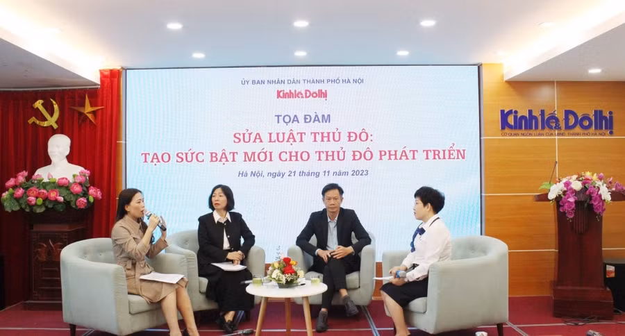 Bà Vũ Thị Thanh Tú, Trưởng phòng Phổ biến giáo dục pháp luật, Sở Tư pháp TP Hà Nội phát biểu tại tọa đàm. (Ảnh: Công Phương)
