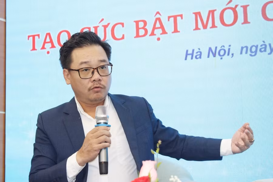 Ông Lê Trung Hiếu, Phó Trưởng Ban Quản lý đường sắt đô thị Hà Nội trao đổi tại toạ đàm. (Ảnh: Công Phương)