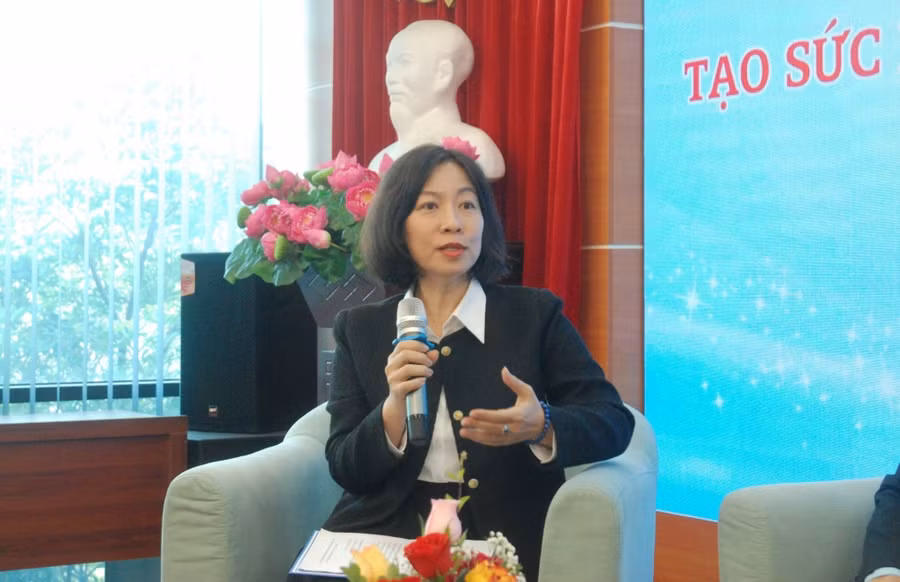 TS Nguyễn Ngọc Bích, Trưởng Bộ môn luật Hành chính, Trường đại học Luật Hà Nội nêu ý kiến tại toạ đàm. (Ảnh: Công Phương)
