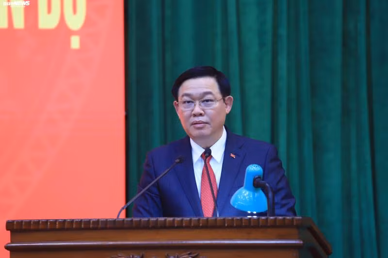 Trao quyết định cho tân Bí thư Thành ủy Hà Nội Vương Đình Huệ - 3