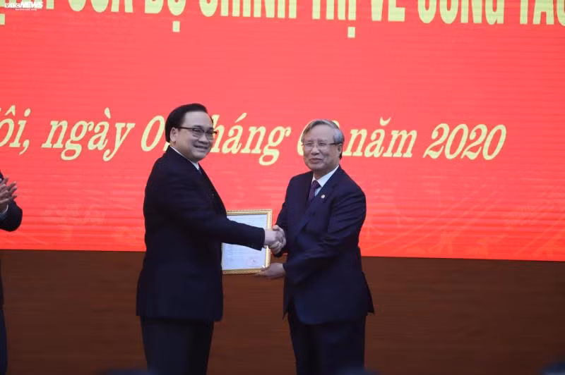 Trao quyết định cho tân Bí thư Thành ủy Hà Nội Vương Đình Huệ - 5