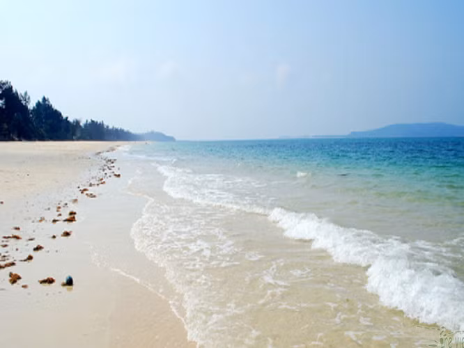Bãi tắm Tình Yêu còn giữ nguyên vẻ hoang sơ. Ảnh: T.G