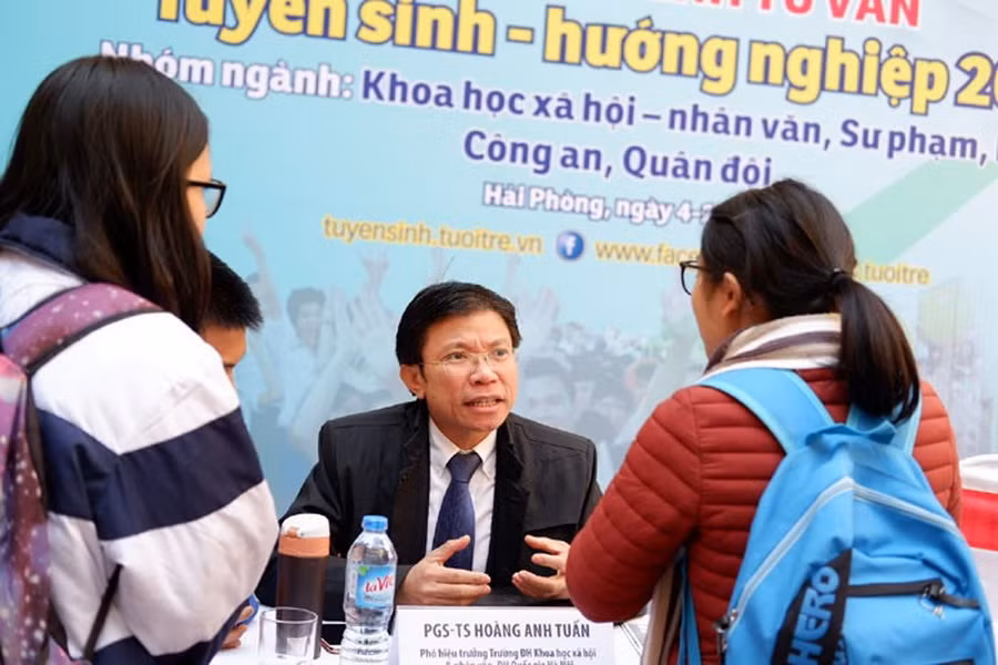 PGS Hoàng Anh Tuấn tư vấn tuyển sinh. Ảnh: KTĐT