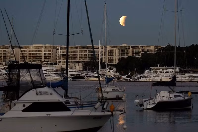 Hình ảnh mặt trăng trên cảng Sydney, Úc.