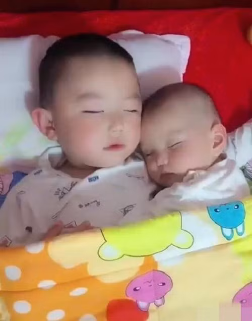 thay hai con ngu thiep tren giuong, me lat gio tam chan thi chi muon bat khoc - 1