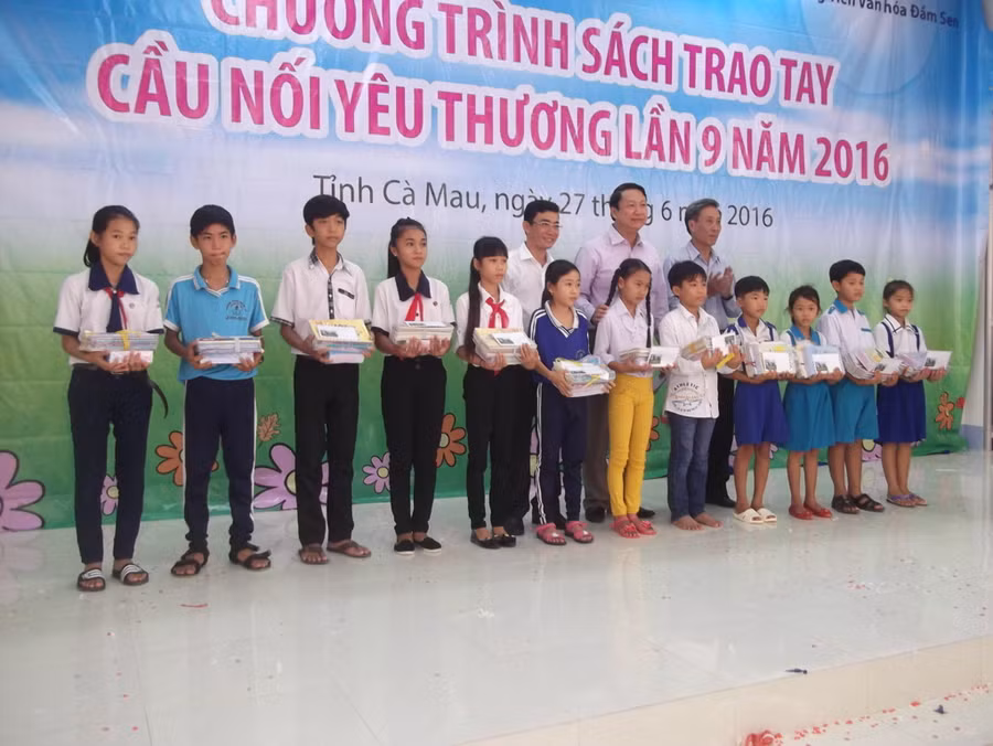 Học sinh Cà Mau nhận quà tài trợ từ Sở GD- ĐT thành phố Hồ Chí Minh