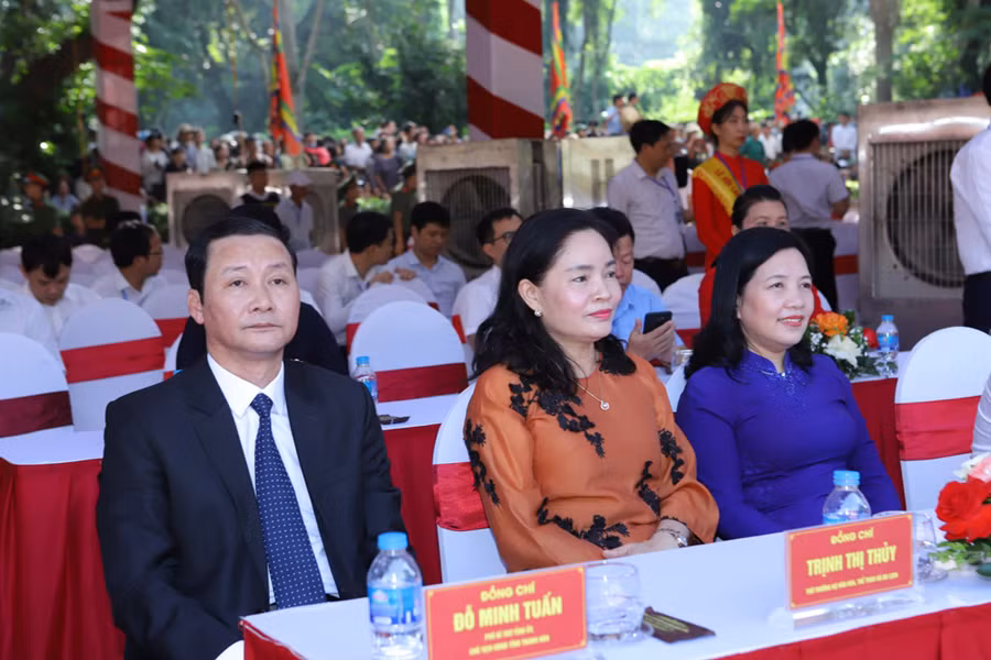 Bà Trịnh Thị Thủy, Thứ trưởng Bộ Văn hóa, Thể thao và Du lịch; ông Đỗ Minh Tuấn, Chủ tịch UBND tỉnh Thanh Hóa dự chương trình. (Ảnh: LT) Bà Trịnh Thị Thủy, Thứ trưởng Bộ Văn hóa, Thể thao và Du lịch; ông Đỗ Minh Tuấn, Chủ tịch UBND tỉnh Thanh Hóa dự chương trình. (Ảnh: LT)