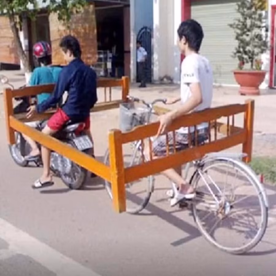 Thanh niên sức dài vai rộng chở giường.