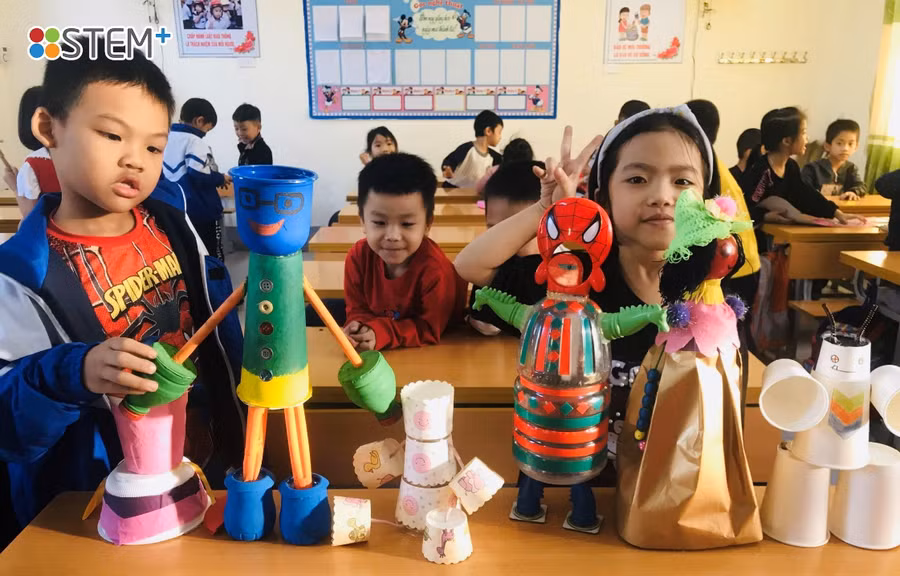 Học sinh chế tạo sản phẩm mô hình “Người rối cốc giấy”
