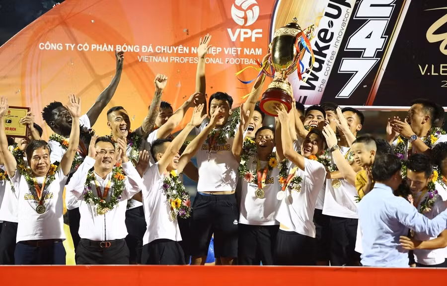 CLB bóng đá Hà Nội nâng Cup vô địch mùa giải V-League 2019