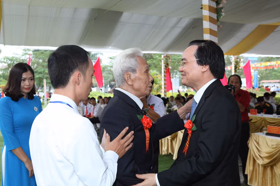 Bộ trưởng Phùng Xuân Nhạ chúc mừng Thầy Hiệu trưởng đầu tiên của trường Bộ trưởng Phùng Xuân Nhạ chúc mừng Thầy Hiệu trưởng đầu tiên của trường
