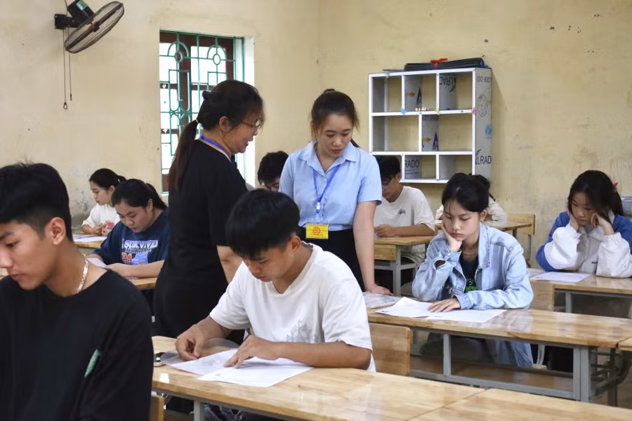 Các thí sinh được Giám thị hỗ trợ hoàn tất thông tin tại ngày làm thủ tục dự thi.