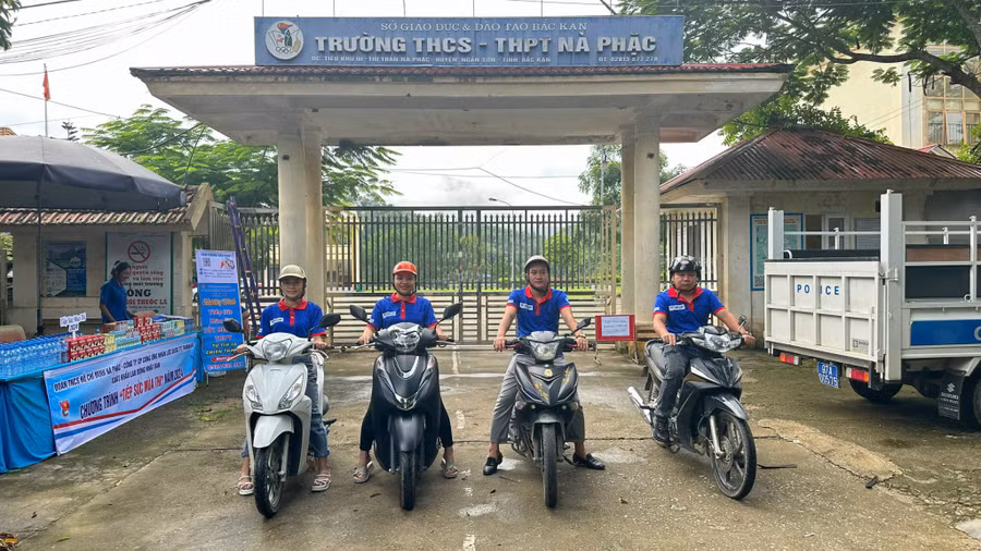 Đội hình xe ôm miễn phí tiếp sức mùa thi.