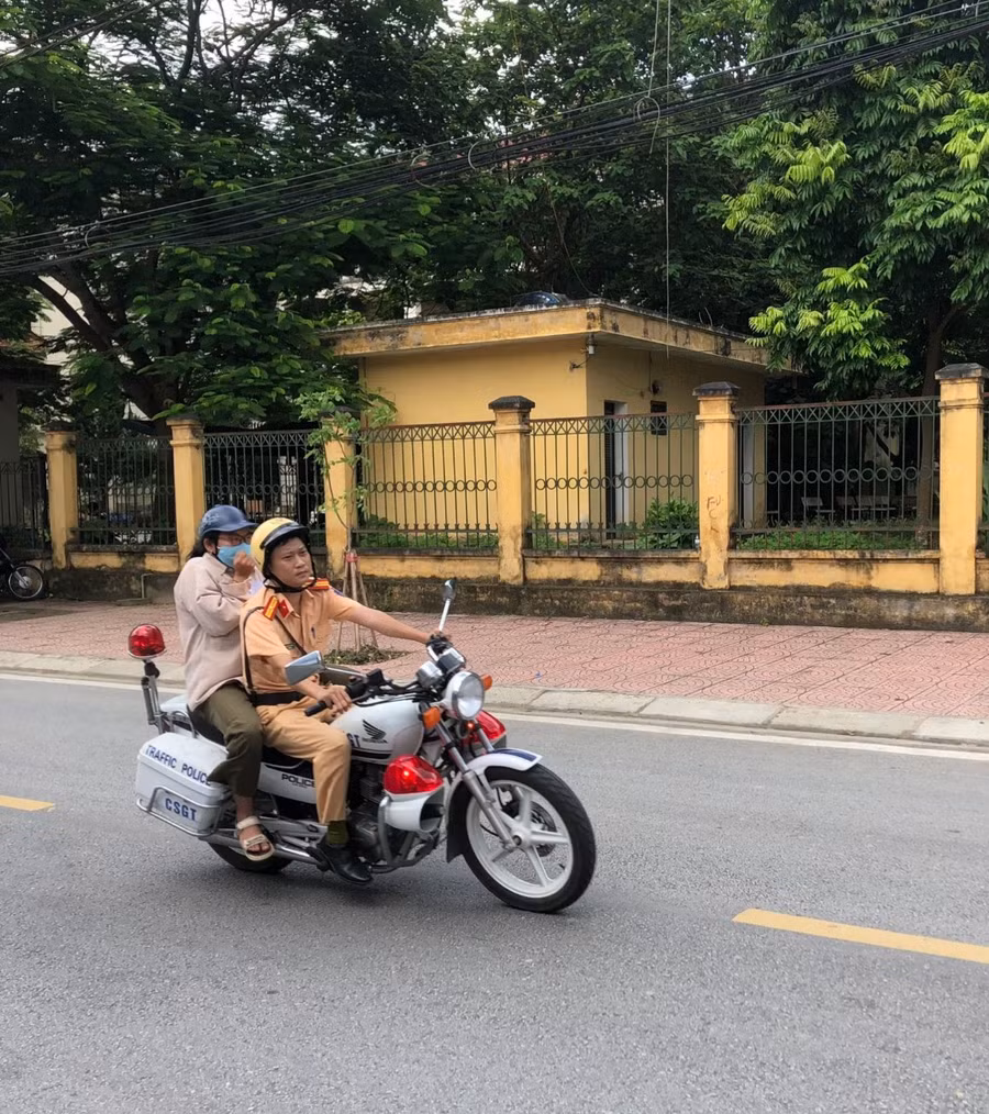 Nữ sinh ở điểm thi tốt nghiệp trường THPT Bắc Kạn được Cảnh sát giao thông hỗ trợ về nhà lấy giấy tờ và trở lại điểm thi