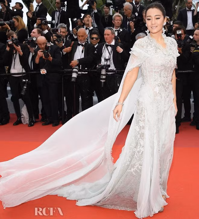 Tính đến 2019 là 31 năm diễn viên Củng Lợi tham gia LHP Cannes. Năm nay, phải dành lời khen cho ngôi sao xứ Trung khi mặc đầm dạ hội phối ren và voan do Ralph and Russo sáng tạo. Cô được phóng viên quốc tế đặc biệt săn đón trên thảm đỏ.