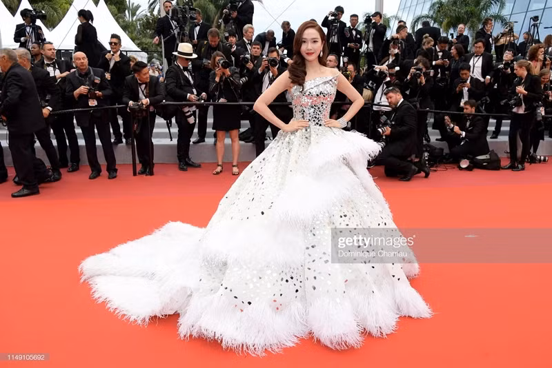 Jessica Jung xuất hiện lấp lánh sáng bừng cả thảm đỏ.